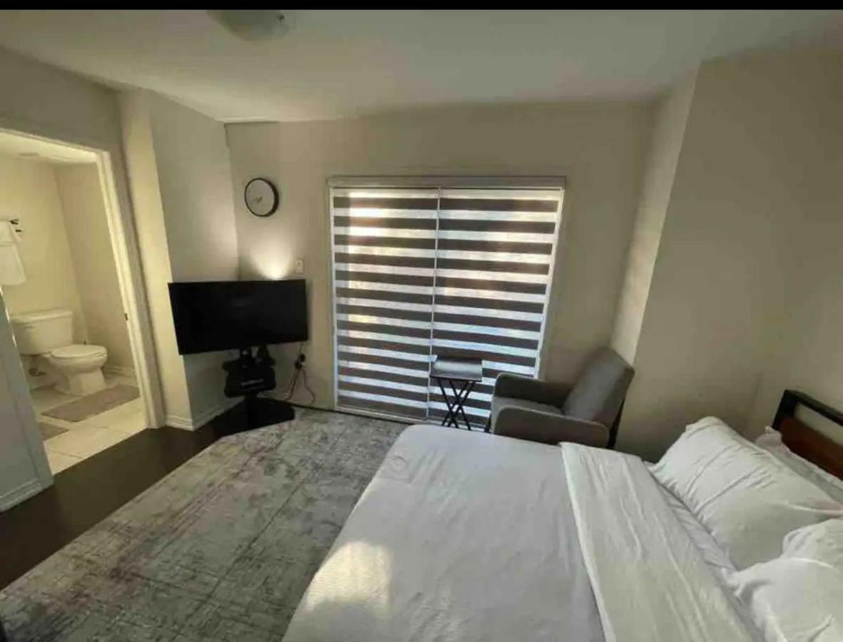 Ensuite Guest Room With Separate Entrance Mississauga Exterior photo